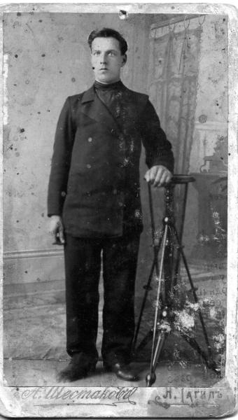Портрет мужчины в рост, 1900-е, г.  Нижний Тагил