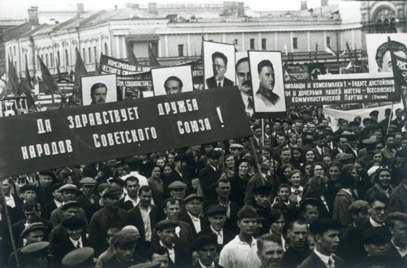 Демонстрация на Красной площади 1 мая 1937 года, 1 мая 1937, г. Москва, Красная пл.. Выставка «"Долой"! или "Да здравствует!" Первомай в Российской Империи, СССР и России» с этой фотографией.&nbsp;