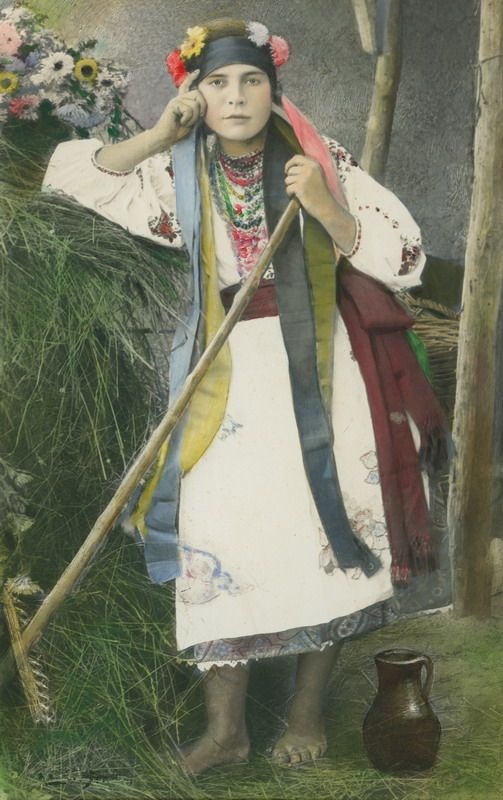 Девушка с граблями, 1910-е