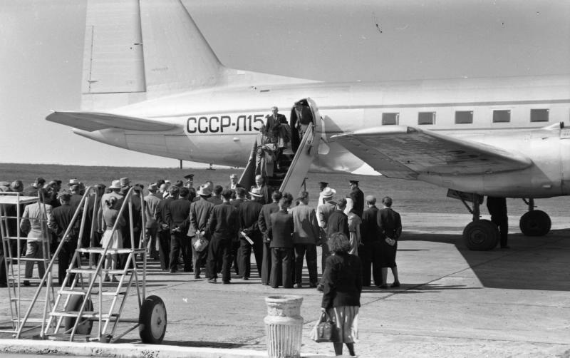 Встреча на аэродроме у самолета, 1958 год, г. Свердловск. Выставка «Когда мы ездили без масок» с этой фотографией.&nbsp;