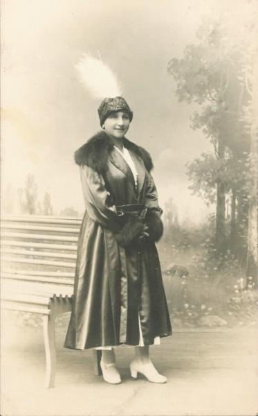 Портрет дамы в шляпе с пером, 1917 - 1920