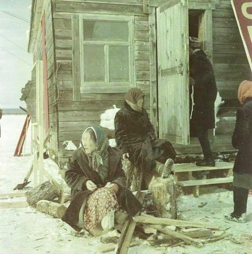 Фото Женщины-нивхи около дома, 1968 год, о Сахалин - История России