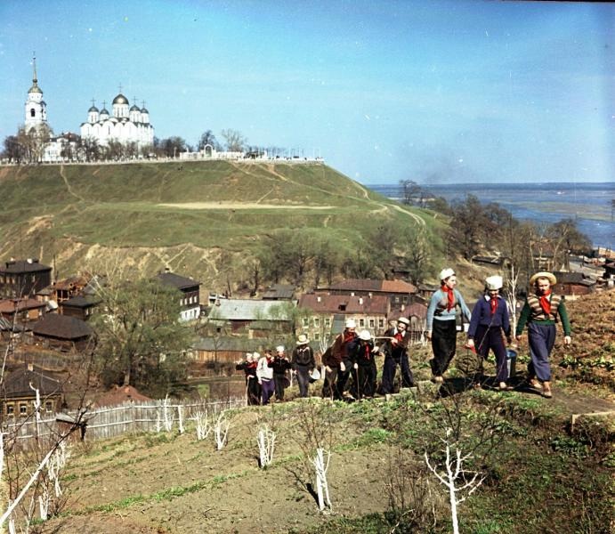Туристы, 1956 год, г. Владимир. Видео «Пионеры»&nbsp;и видео «Жемчужина древней Руси» с этой фотографией.