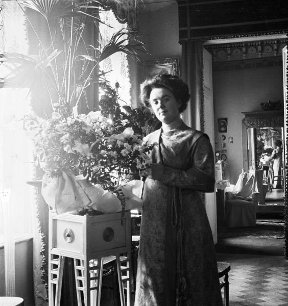 Артистка Вера Шувалова в своем доме, 1911 год, г. Санкт-Петербург