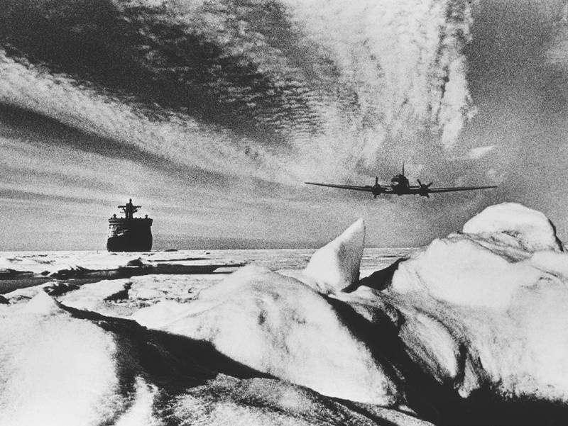 Самолет ледовой разведки пролетает над ледоколом «Арктика» в Северном Ледовитом океане, 1 марта 1975. Выставка «Океаны России» с этой фотографией.