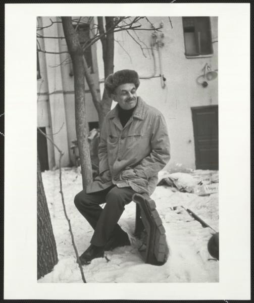 Поэт Булат Окуджава во дворе своего детства, 1976 год, г. Москва
