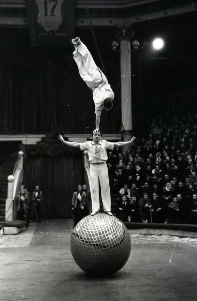 Эквилибристы на шаре, 1950 - 1953, г. Москва