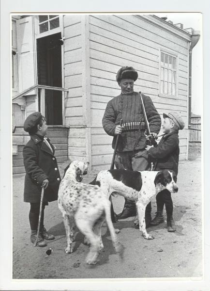 Сын Михаила Шолохова Саша провожает отца на охоту, 1936 - 1938