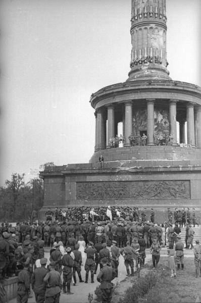 Выступление артистов на фоне Триумфальной колонны (колонны Победы), 1945 год