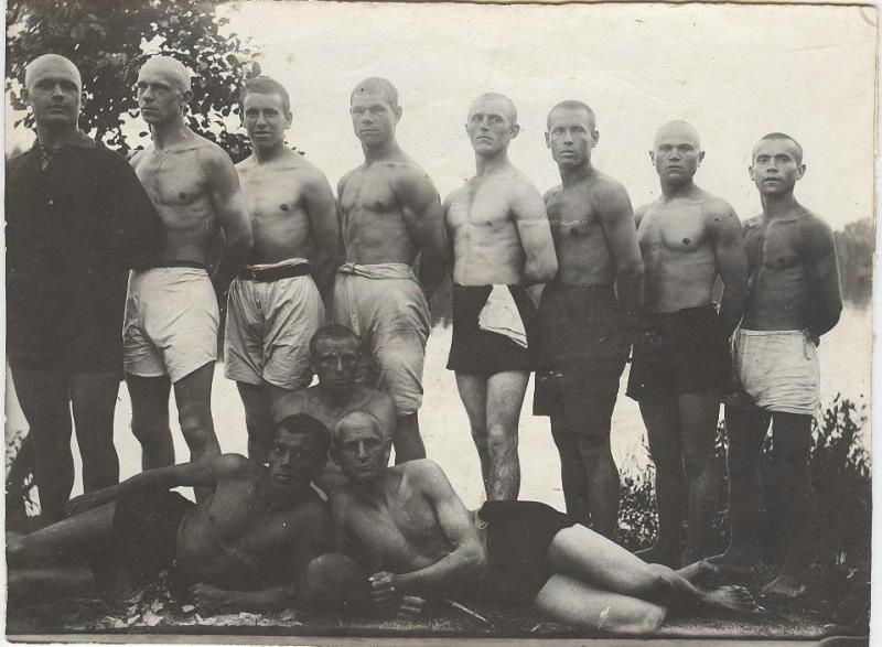 Лагерь артполка в лесу, 1926 год, г. Курск. Видео «ОСОАВИАХИМ» с этой фотографией.