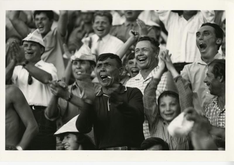 Лужники, 1968 год, г. Москва. Выставки&nbsp;«10 лучших фотографий болельщиков» и «В бумажных шляпах» с этой фотографией.