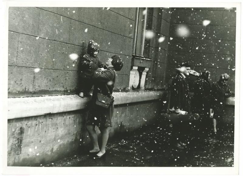 Идет снег, 1970-е. Выставка «А снег идет, а снег идет, и все вокруг чего-то ждет…» с этой фотографией.