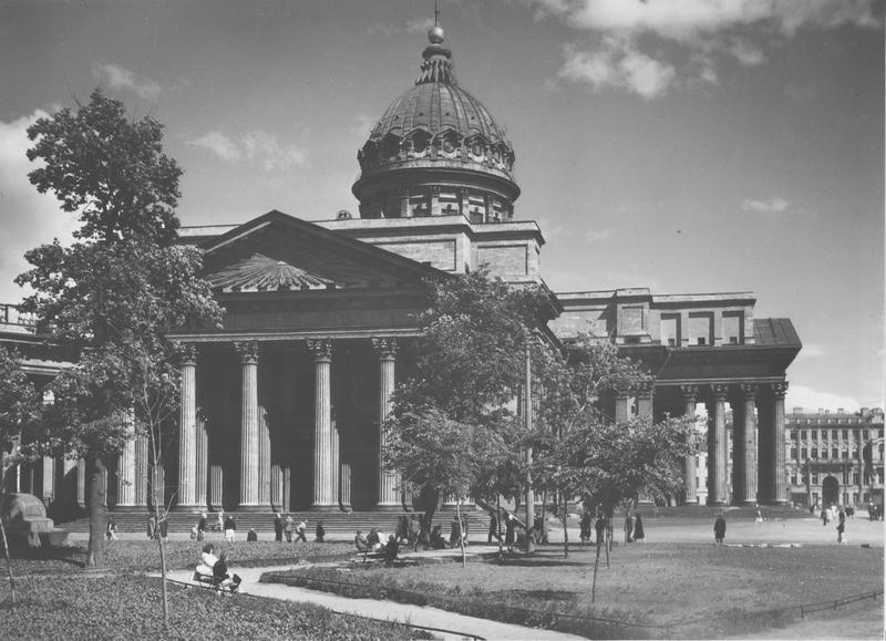 Казанский собор с западной стороны, 1946 - 1947, г. Ленинград. Видео «Казанский собор: все, что нужно знать о крупнейшем соборе Санкт-Петербурга» с этим снимком.&nbsp;