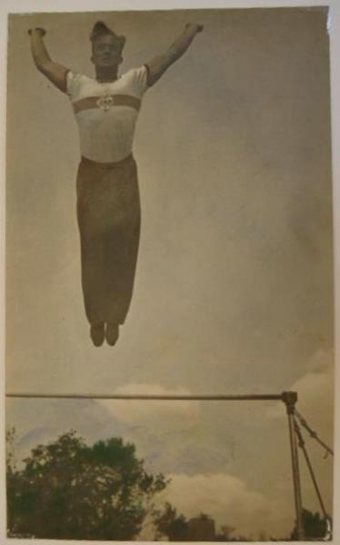 Прыжок с турника, 1936 год