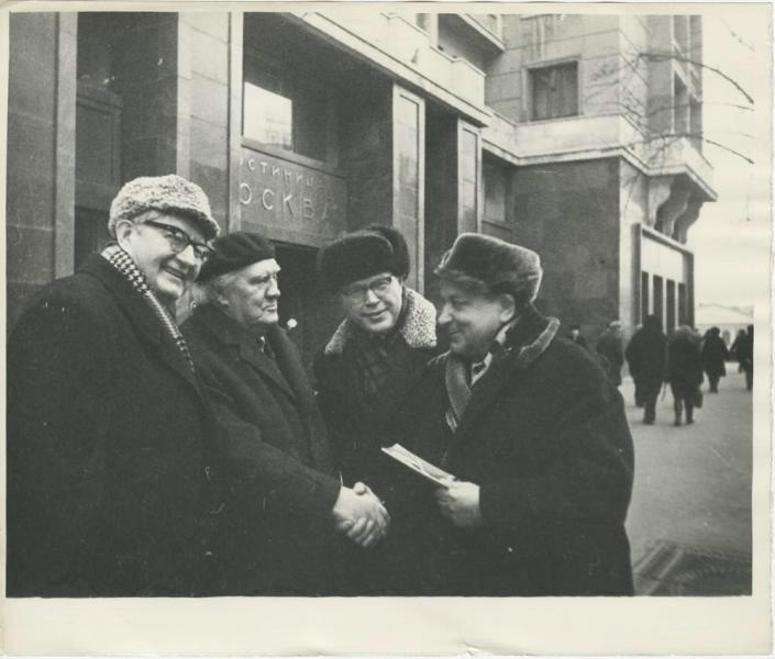 Виктор Темин с товарищами у гостиницы «Москва», 1 января 1970 - 31 января 1979, г. Москва