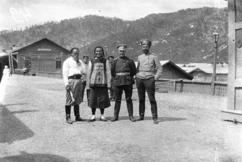 Русско-японская война. Русские офицеры с местными жителями, 27 января 1904 - 23 августа 1905, г. Владивосток