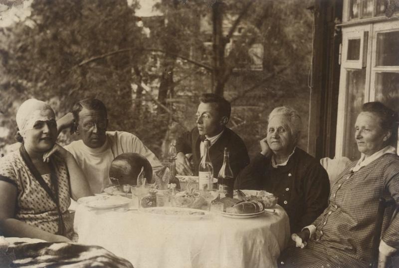 Застолье, 1928 - 1930. Выставки&nbsp;«Застолье по-советски»,&nbsp;«Арбуз или дыня?» с этой фотографией.