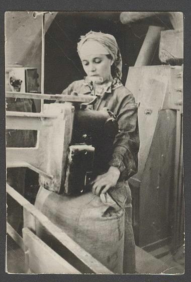 Приемщица зерна, 1930-е