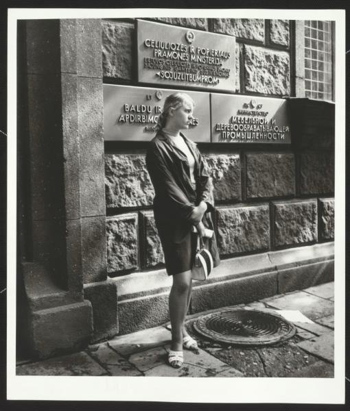 Девушка у «Союзбумпром», 1971 год, Литовская ССР, г. Вильнюс. Здание Министерства бумажной промышленности.
