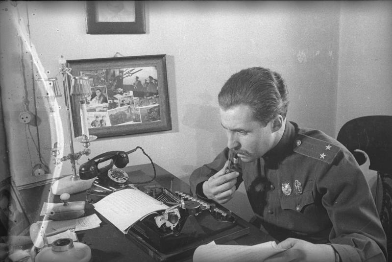 Константин Симонов за пишущей машинкой, 1943 - 1945. Выставка «Главное орудие слова в ХХ веке» с этой фотографией.