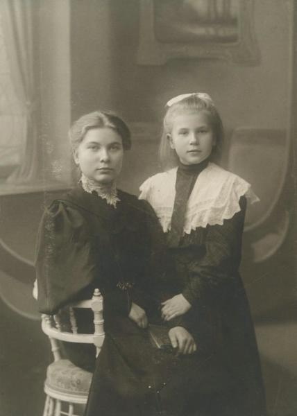 Сестры, 1905 - 1910, г. Санкт-Петербург. Выставка «Дореволюционная Россия: сестры и братья» с этой фотографией.