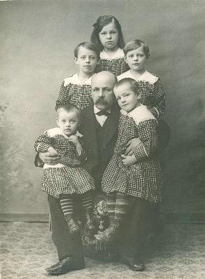 Фотограф Петр Рогожников с дочерьми, 1914 год, Вятская губ., г. Сарапул. Выставки «Семейный портрет»,&nbsp;«Мужской день» и «Отцы и дети» с этой фотографией.
