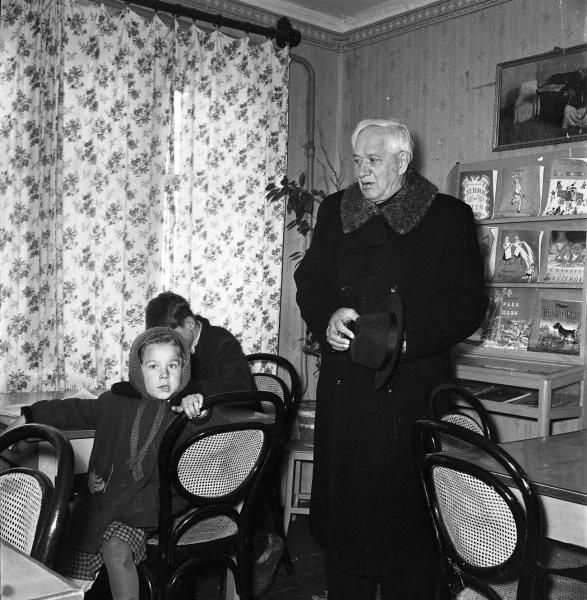 Корней Чуковский с детьми, 1955 - 1967, Московская обл., пос. Переделкино. Выставка «"Сто строк…"» с этой фотографией.
