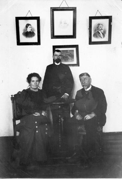 Снимок на фоне портретов, 1900-е