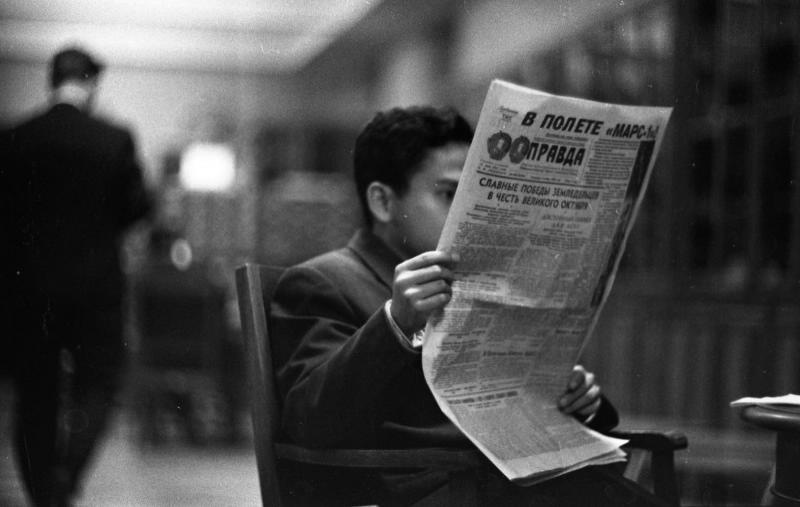 Студент с газетой «Правда», 2 ноября 1962 - 31 декабря 1962, г. Москва