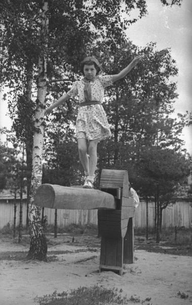 Детская площадка на ВСХВ, 1940 год, г. Москва