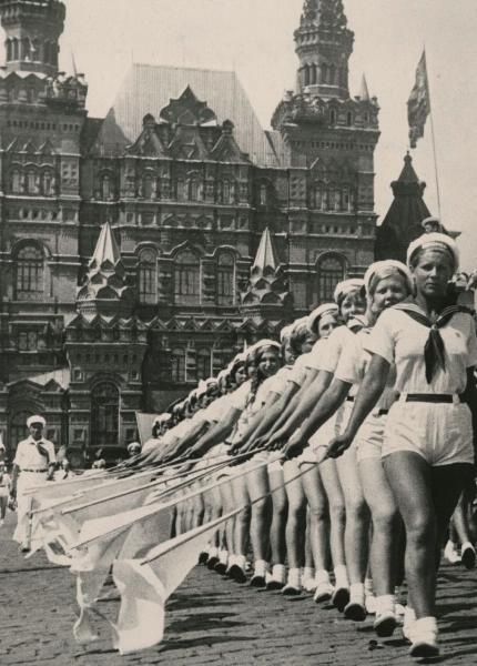Пионеры на физкультурном параде на Красной площади, 1938 год. Выставка «Будь готов!» с этой фотографией.
