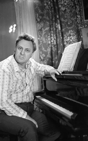 Певец Александр Огнивцев у фортепиано, 1975 год