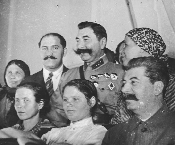 Лазарь Каганович, Семен Буденный, Иосиф Сталин на съезде стахановцев и колхозников, 1937 год