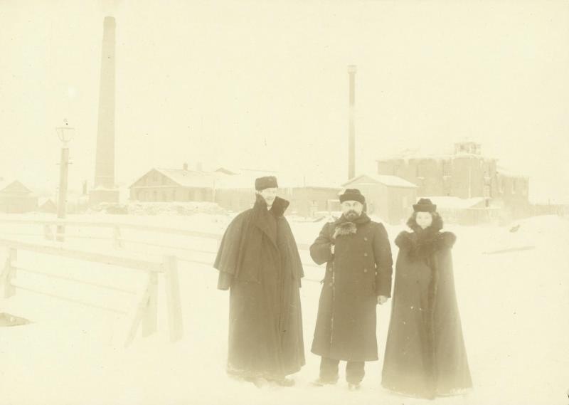 Групповой портрет на фоне фабрики, 1890 - 1909