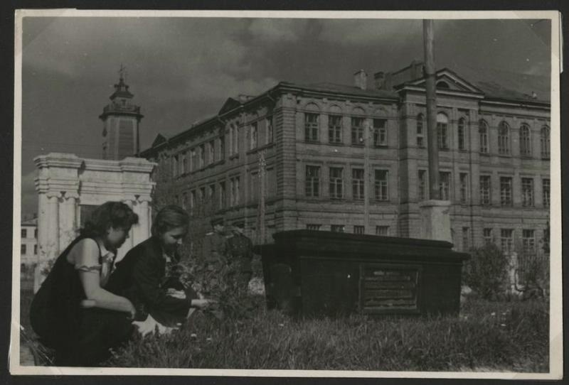 Девушки у памятника, 1940-е