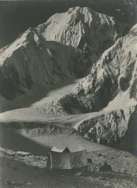 Лагерь у Хан-Тенгри в горах Тянь-Шаня, 1929 - 1930. Выставка «В горах» с этой фотографией.