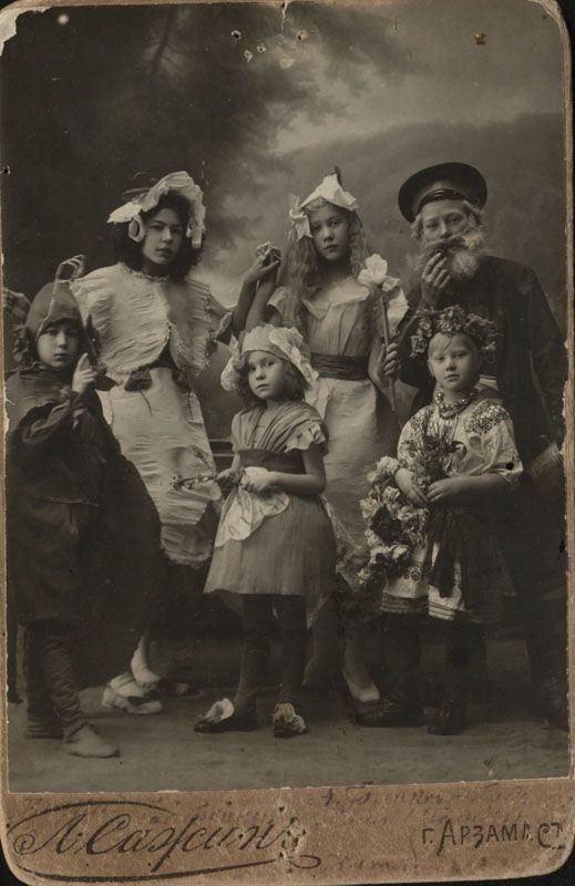 Постановочный портрет «Среди цветов», 1916 год, Нижегородская губ., г. Арзамас. Выставка «Россия в 1916 году» с этой фотографией.