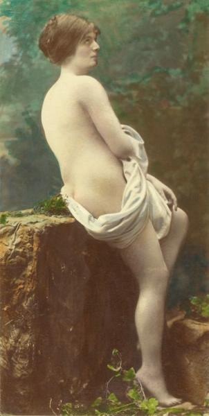 Обнаженная девушка на камне, 1900-е