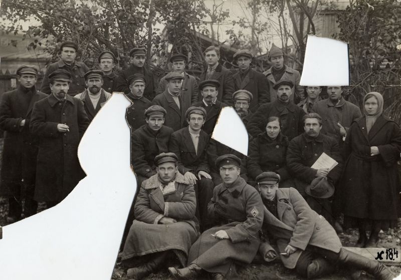 Участники конференции коммунистов в Муроме. Вырезаны портреты коммунистов, расстрелянных в 30-е годы, 1932 год, г. Муром. Выставка «Те, которых не было» с этой фотографией.&nbsp;