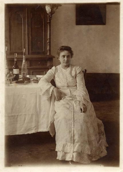 Дама за праздничным столом, 1890-е