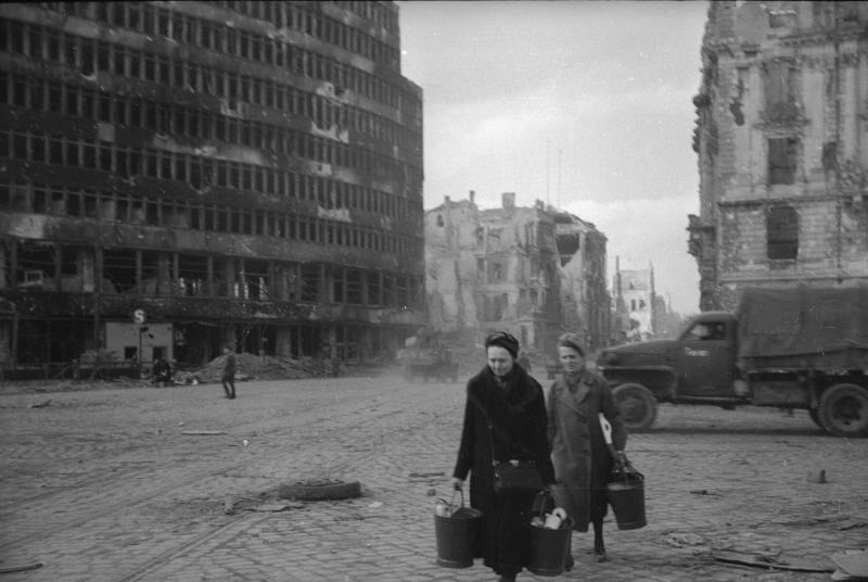 Берлин, 1945 год. Женщины на улице, 1945 год, Германия, г. Берлин