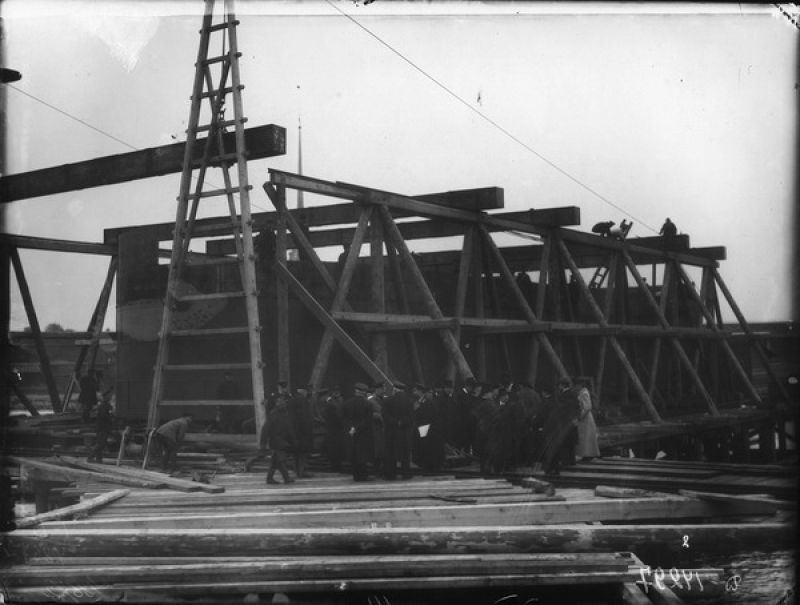 Троицкий мост. Группа инженеров наблюдает за установкой быков, 1900-е, г. Санкт-Петербург