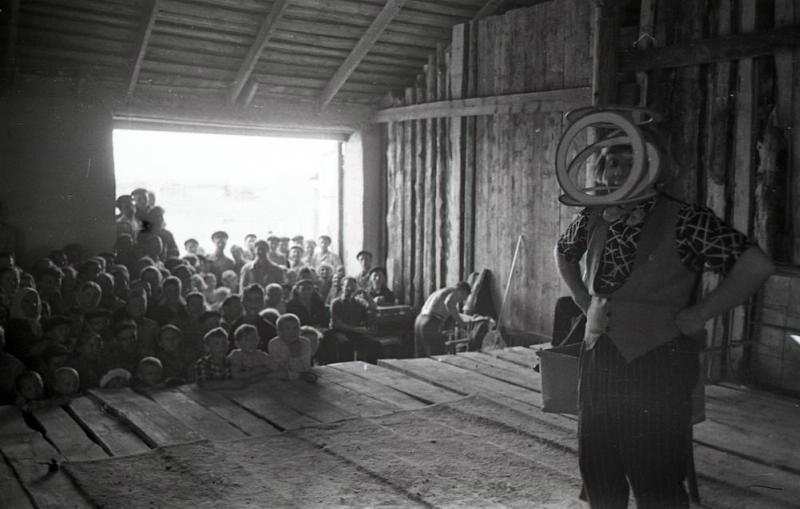 Цирк на целине. Олег Попов, август 1960. Выставка «Целина: всесоюзный аврал» с этой фотографией.&nbsp;