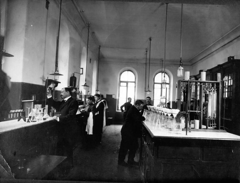 В химической лаборатории, 1910-е
