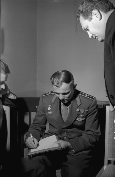 Юрий Гагарин, подписывающий автограф, 23 октября 1961, г. Москва, ВДНХ. Авторство снимка приписывается Мартынову.