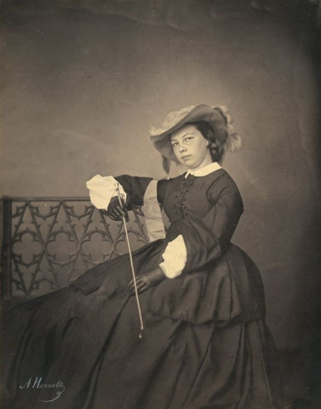 Портрет женщины в костюме амазонки, 1860-е. Соленая бумага (покрыта альбумином).Видео «К 180-летию фотографии. Эпизод III. "Соленая бумага"» с этой фотографией.