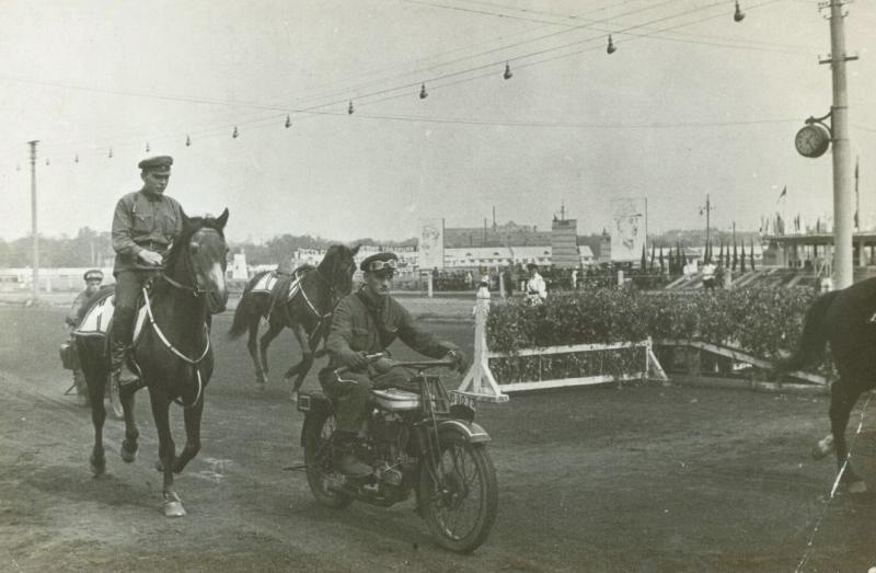 Ипподром. Показательные выступления конников, 1935 год