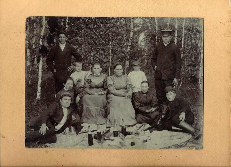 Семейный пикник на опушке леса, 1910-е