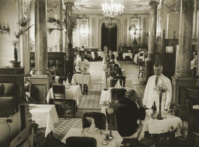 Ресторан гостиницы «Савой», 1930-е, г. Москва. Видеовыставка «Первый съезд советских писателей» с этим снимком.