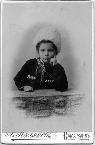 Портрет девочки в черкеске и папахе, 1908 год, Самаркандская обл., г. Самарканд. Выставка «Студийная фотография: фантазии фотографа и модели» с этим снимком.